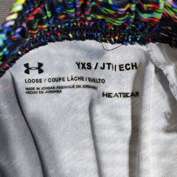 Under Armour athletic shorts boys XS black and multi-colour with graphic design - Picture 3 of 10